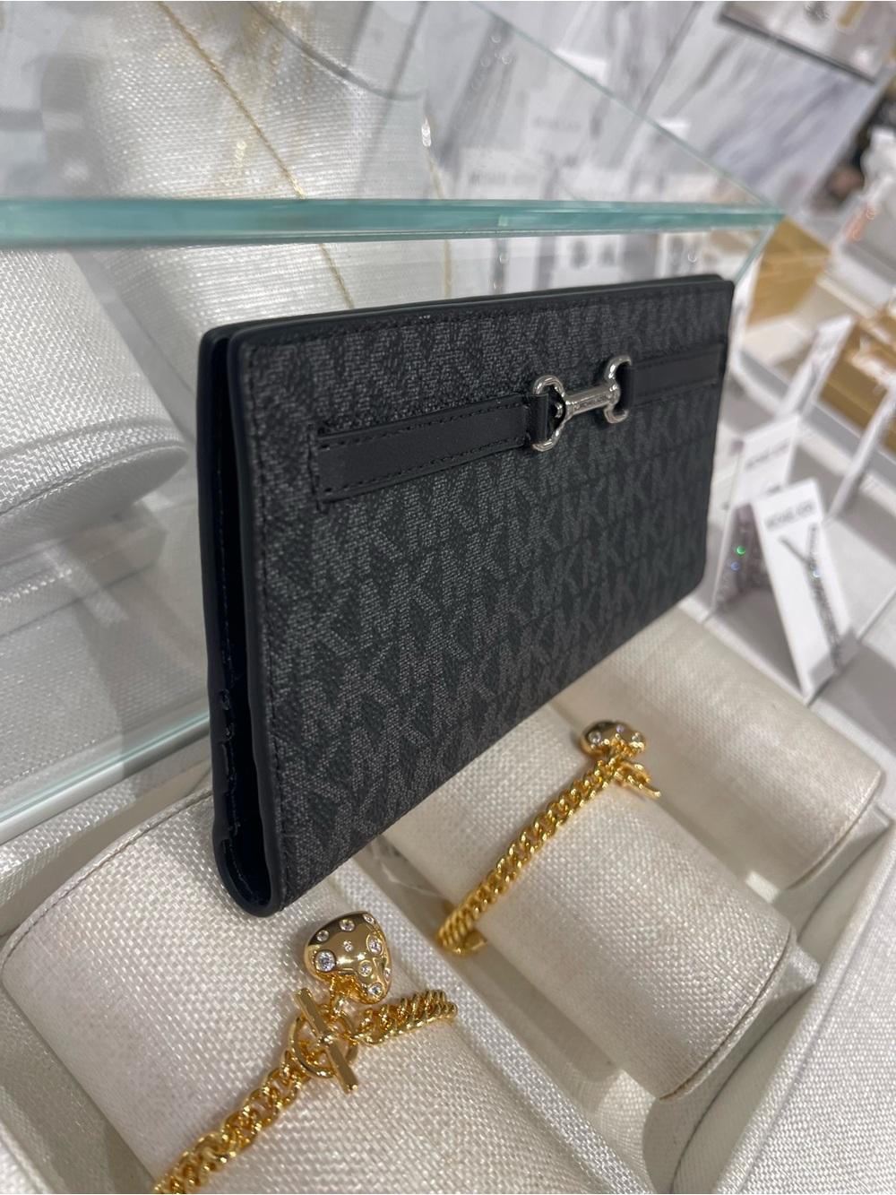 Michael Kors Carson Large Signature Logo Bifold Snap Wallet
Black
NWT - Picture 14 of 16